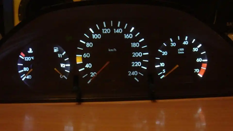 Фото автомобиля VOLKSWAGEN TIGUAN, 2012 — госномер Т231ТО198. Цвет: ВИШНЕВО-КРАСНЫЙ