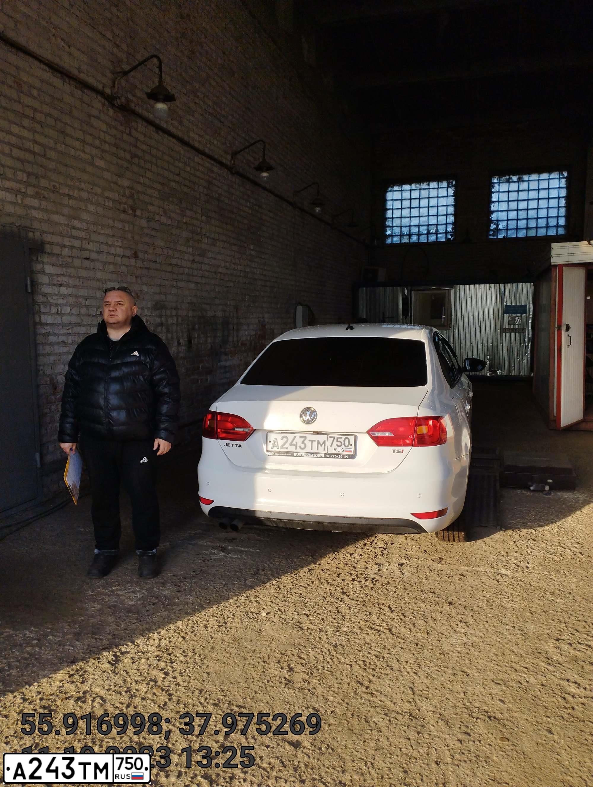Фото автомобиля VOLKSWAGEN JETTA, 2013 — госномер С303АК777. Цвет: Белый
