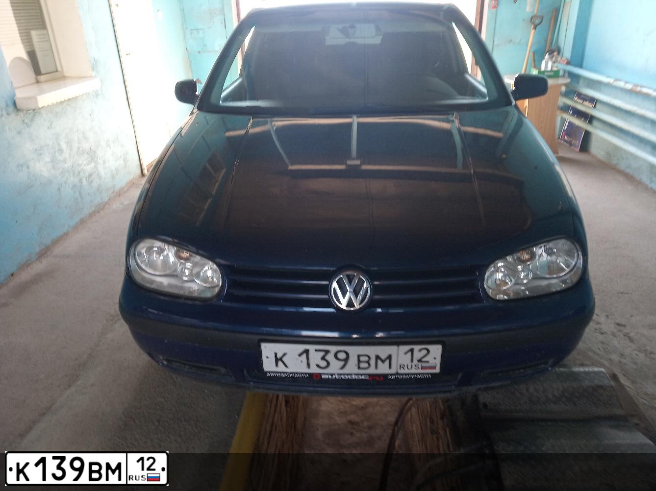 Фото автомобиля VOLKSWAGEN GOLF, 2000 — госномер К139ВМ12. Цвет: Темно-синий