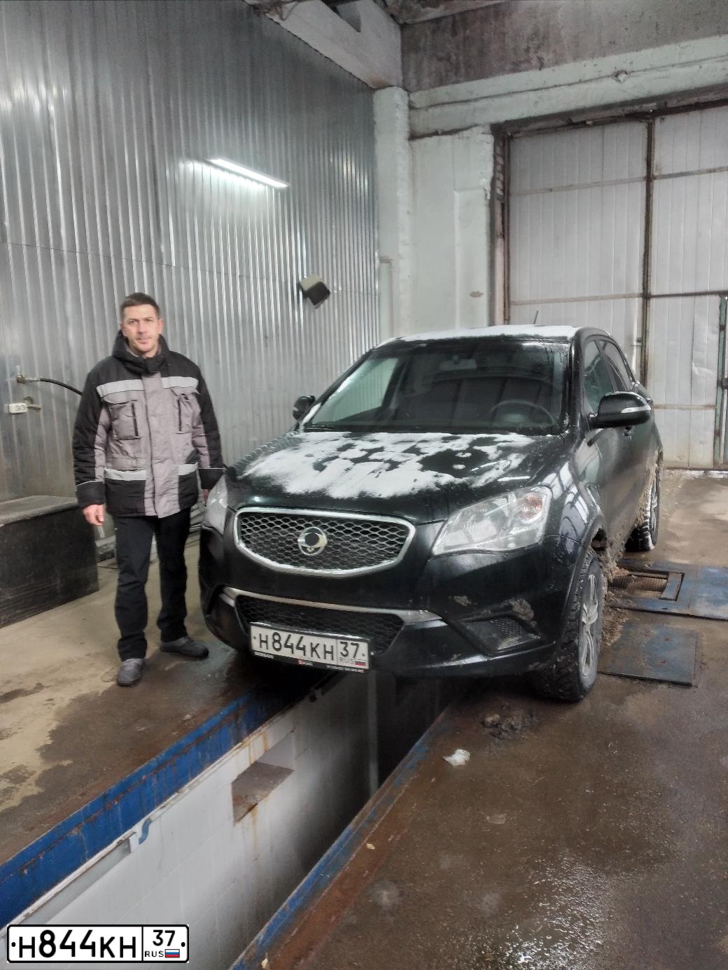 Фото автомобиля SSANGYONG ACTYON, 2011 — госномер Н844КН37. Цвет: ЧЕРНЫЙ