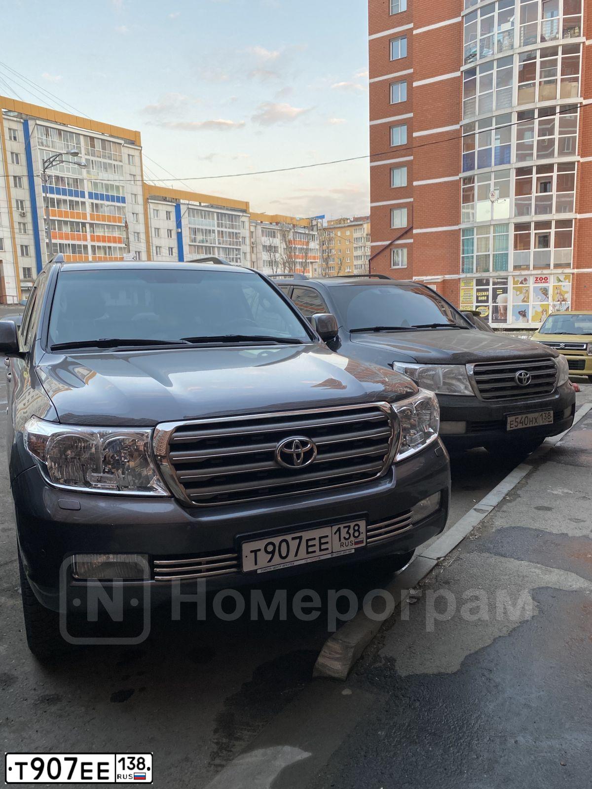 Фото автомобиля TOYOTA LANDCRUISER 200, 2010 — госномер Т907ЕЕ138. Цвет: Серый