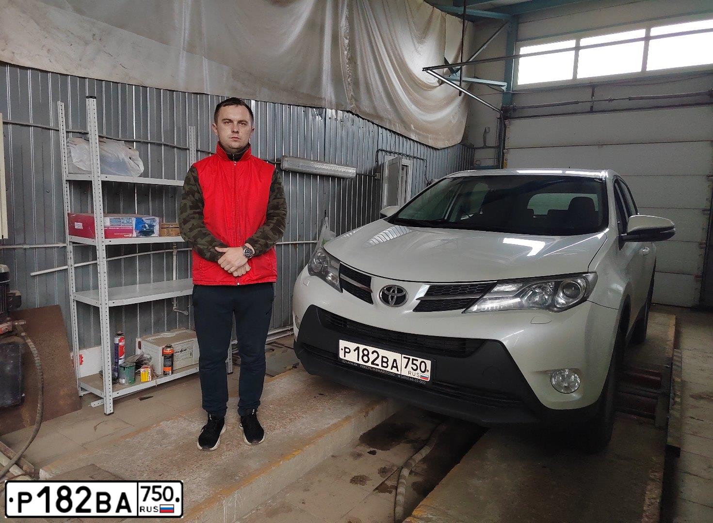 Фото автомобиля TOYOTA RAV4, 2015 — госномер М974АС76. Цвет: Белый