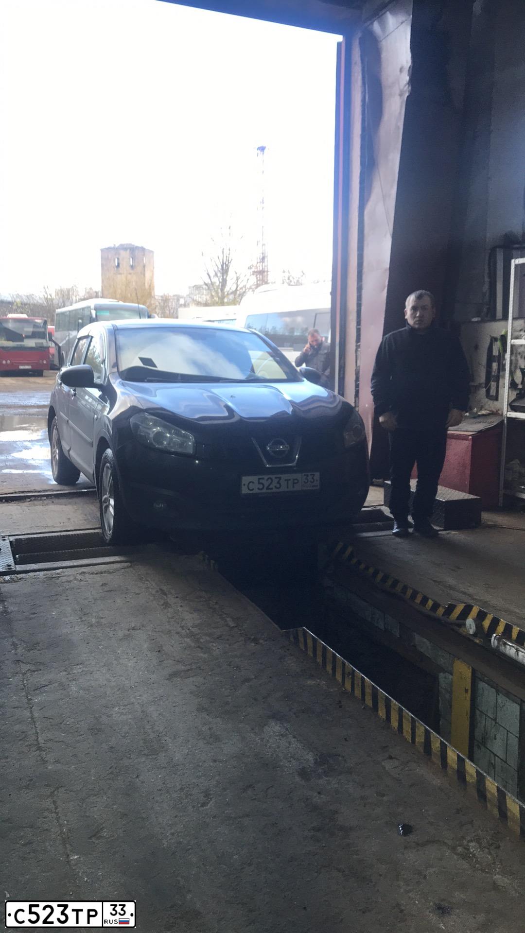 Фото автомобиля NISSAN QASHQAI, 2011 — госномер С523ТР33. Цвет: ФИОЛЕТОВЫЙ