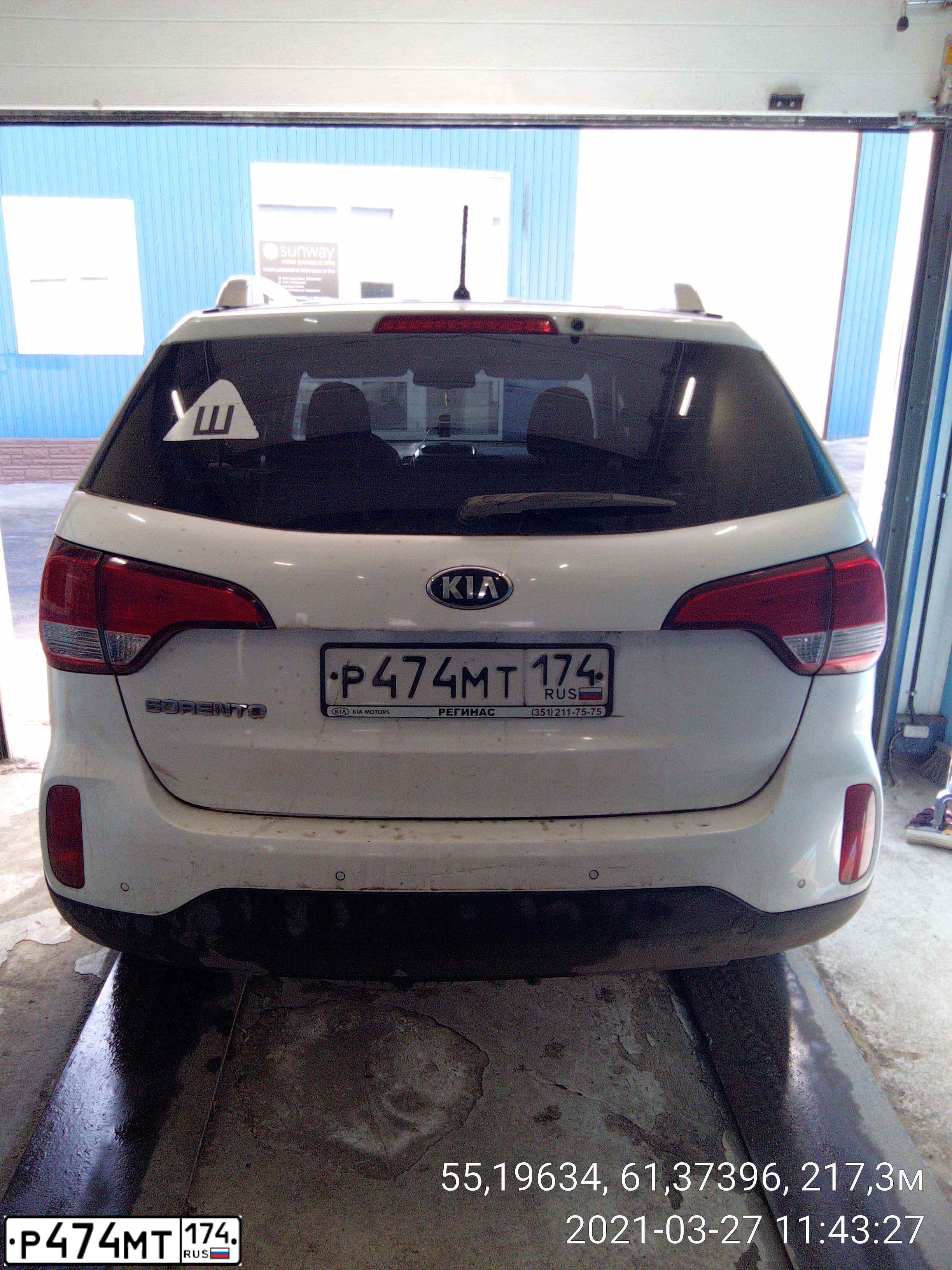Фото автомобиля KIA SORENTO, 2013 — госномер Р474МТ174. Цвет: БЕЛЫЙ