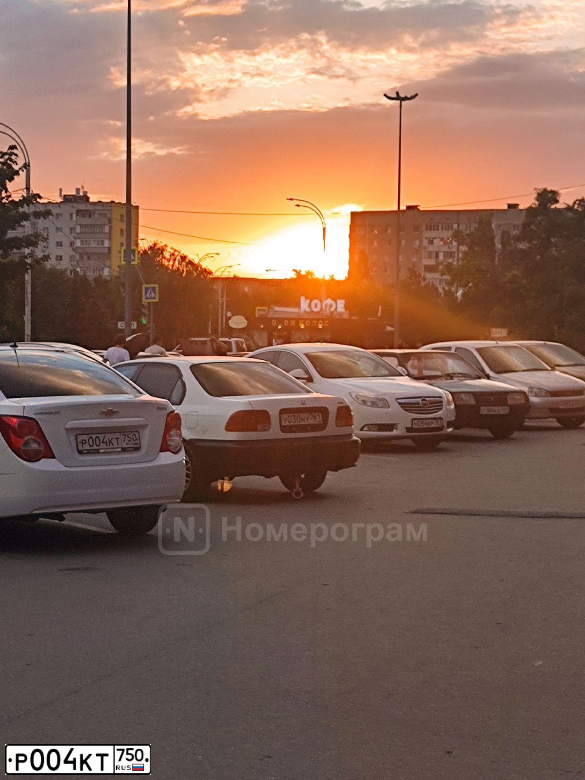 Фото автомобиля NISSAN PATROL, 2001 — госномер А200ОК177. Цвет: Темно-синий
