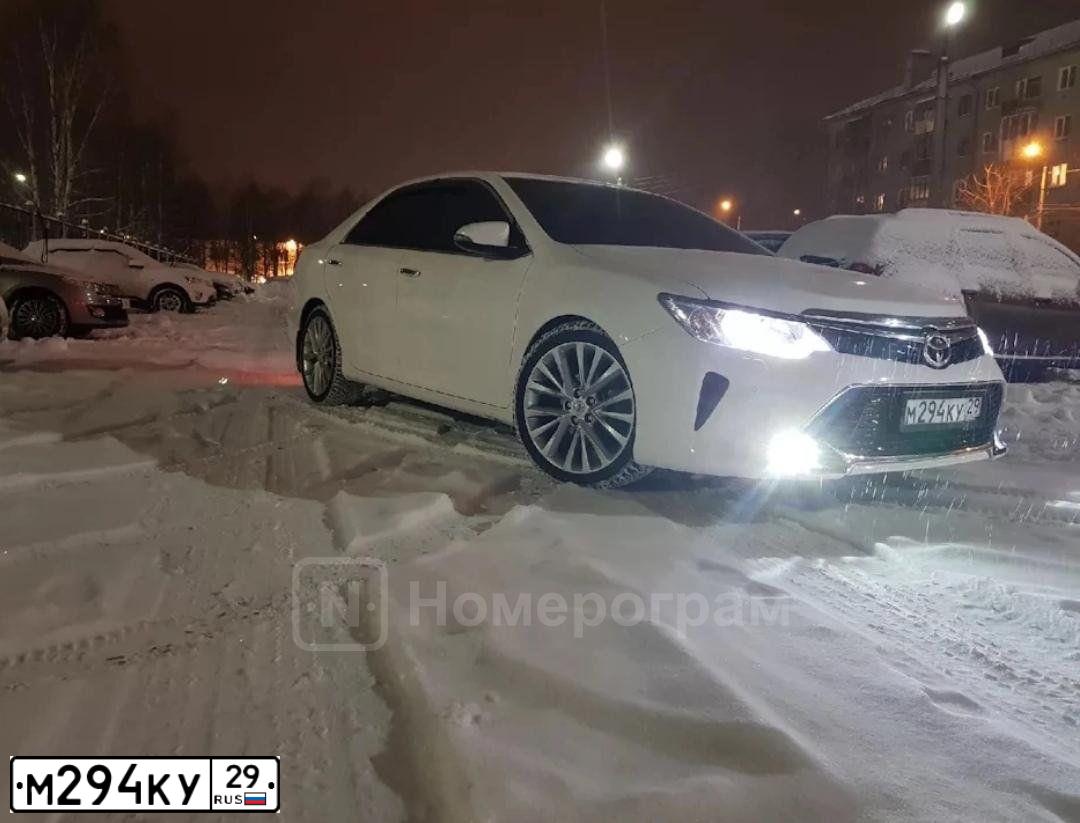 Фото автомобиля TOYOTA CAMRY, 2014 — госномер М294КУ29. Цвет: Белый