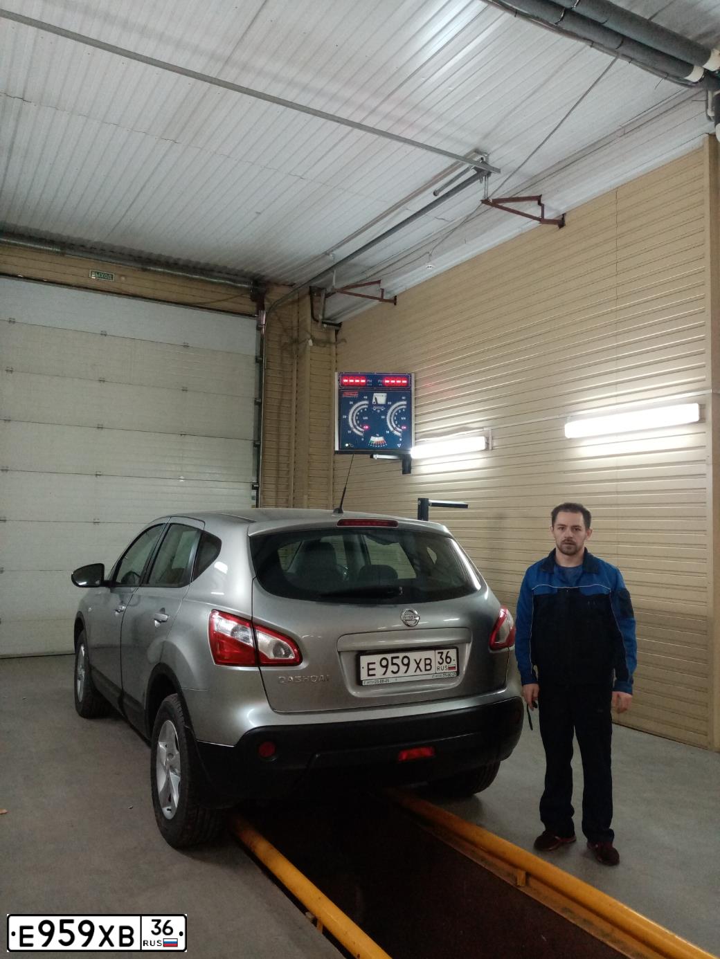 Фото автомобиля NISSAN QASHQAI, 2011 — госномер Е959ХВ36. Цвет: СЕРЕБРИСТЫЙ