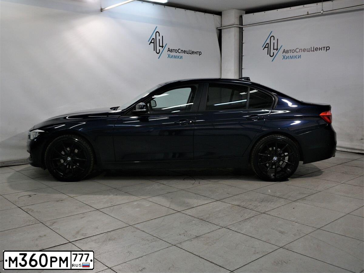Фото автомобиля BMW 318I, 2015 — госномер Х307УА33. Цвет: Темно-синий