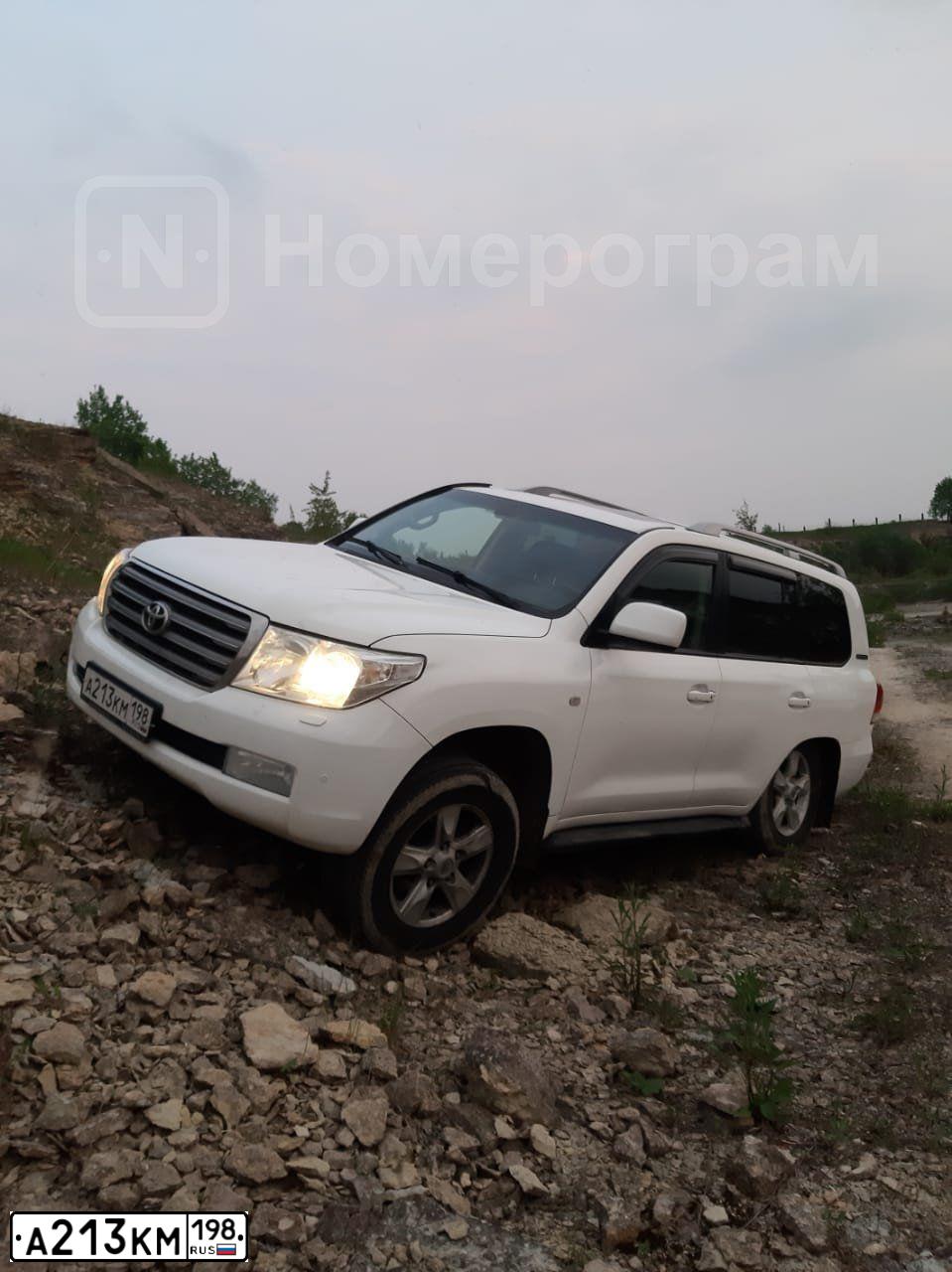 Фото автомобиля TOYOTA LANDCRUISER 200, 2011 — госномер В311КУ147. Цвет: Белый