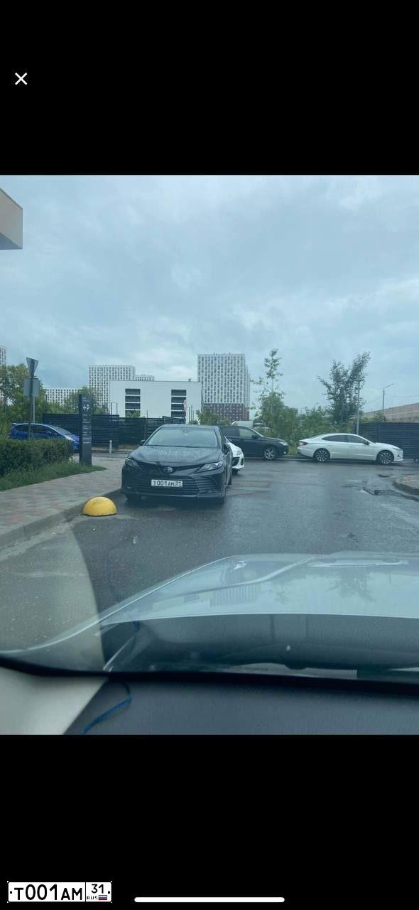 Фото автомобиля TOYOTA CAMRY, 2017 — госномер К111УА31. Цвет: ЧЕРНЫЙ МЕТАЛЛИК