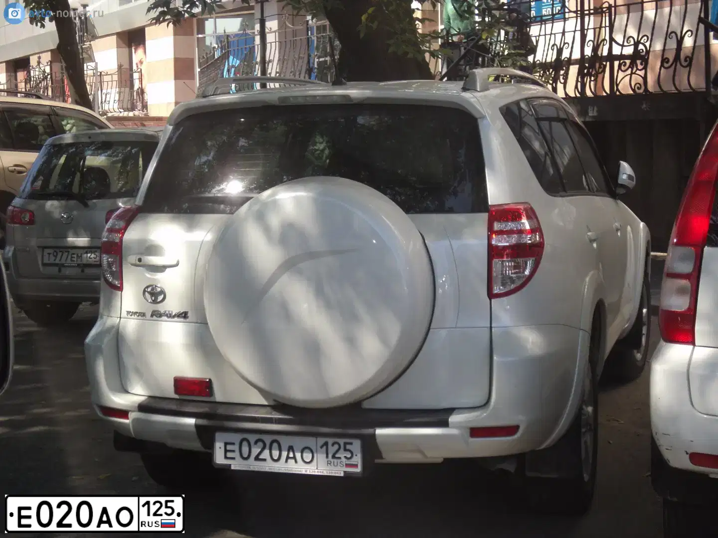 Фото автомобиля TOYOTA RAV4, 2011 — госномер Е020АО125. Цвет: Белый
