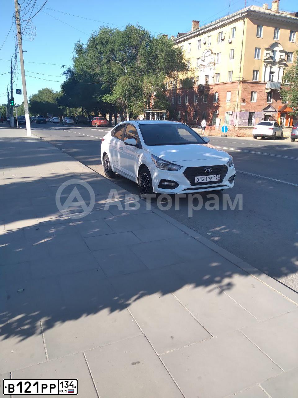 Фото автомобиля RENAULT LOGAN, 2012 — госномер В121РР134. Цвет: БЕЛЫЙ