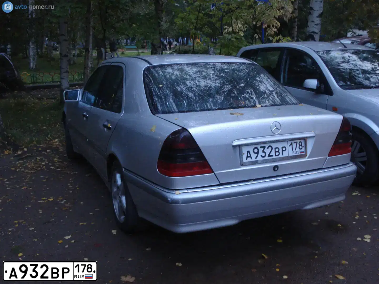 Фото автомобиля MERCEDES C-KLASSE, 1998 — госномер С900ОТ78. Цвет: СЕРЕБРИСТЫЙ