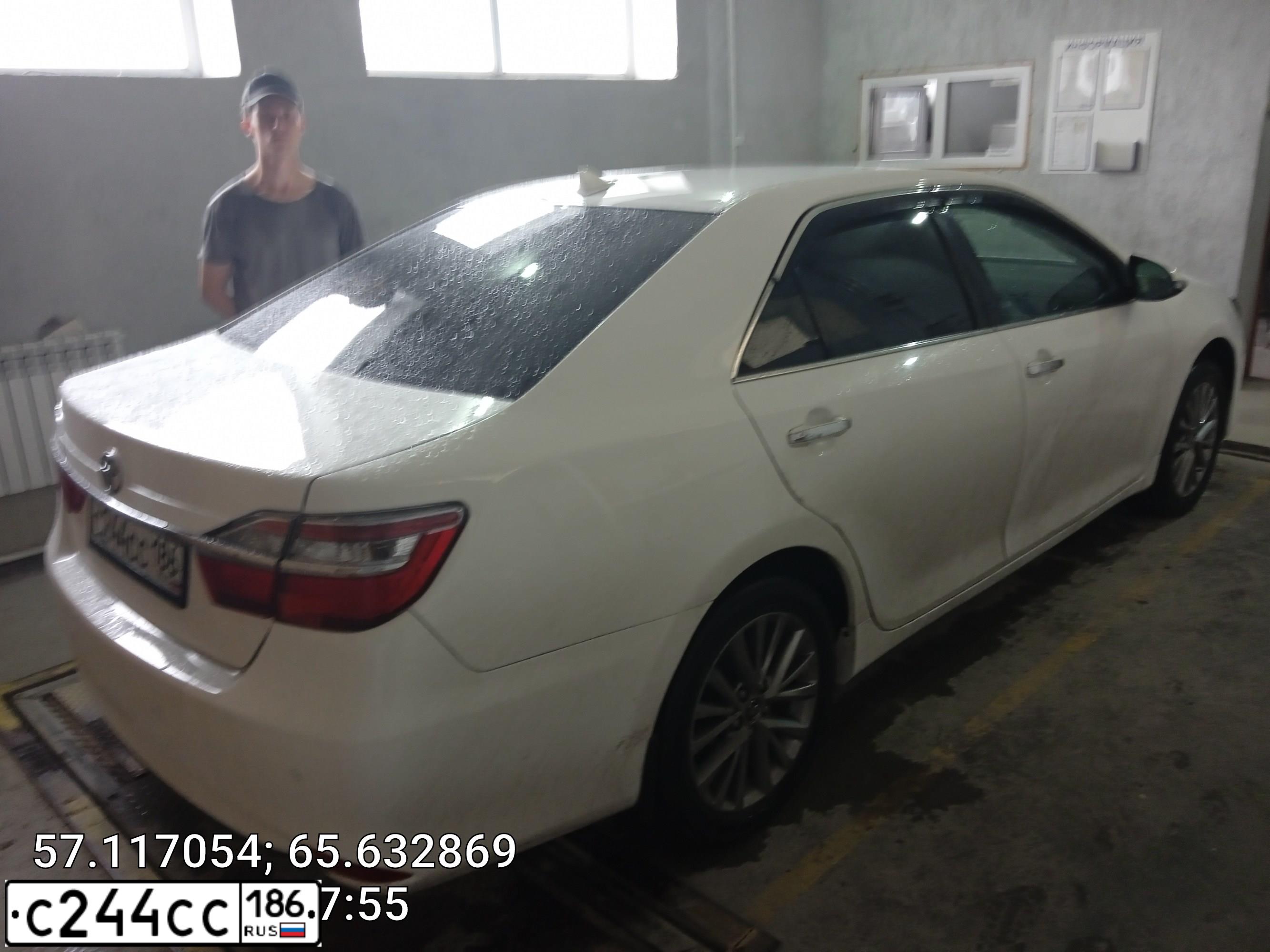 Фото автомобиля TOYOTA CAMRY, 2017 — госномер О001НТ72. Цвет: Белый