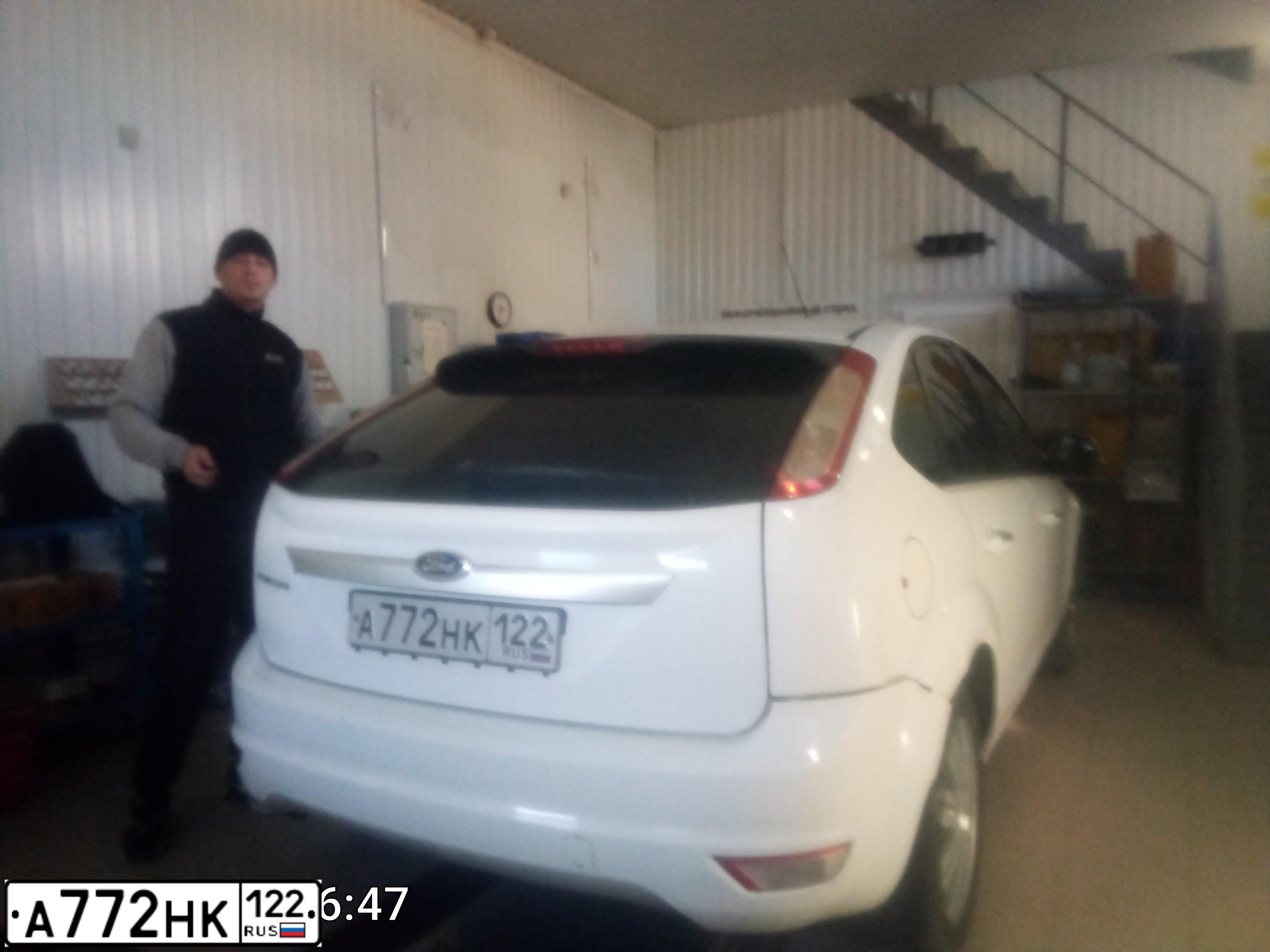 Фото автомобиля FORD FOCUS, 2008 — госномер А772НК122. Цвет: Белый