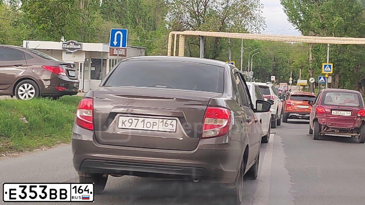 Фото автомобиля TOYOTA CAMRY, 2019 — госномер Е353ВВ164. Цвет: БЕЛЫЙ ЖЕЛТЫЙ СЕРЫЙ