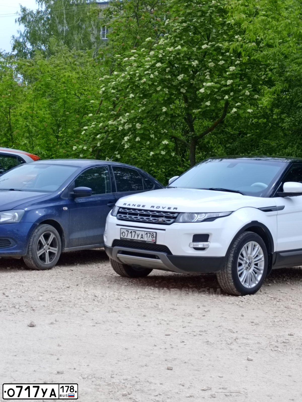 Фото автомобиля LANDROVER RANGE ROVER EVOQUE, 2013 — госномер О717УА178. Цвет: ЯРКО-БЕЛЫЙ