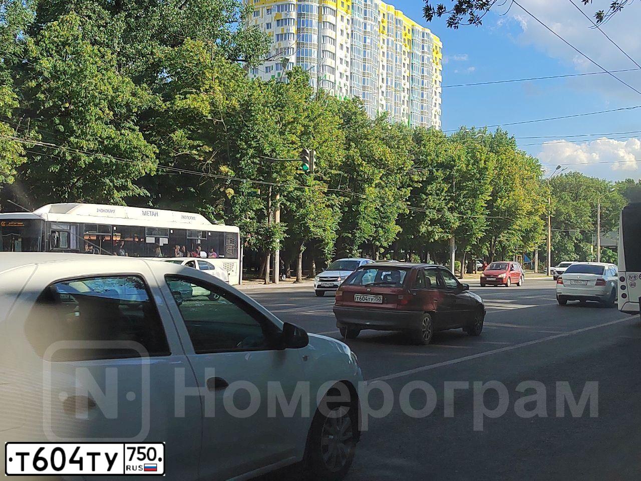 Фото автомобиля OPEL ASTRA, 1991 — госномер Т604ТУ750. Цвет: Красный