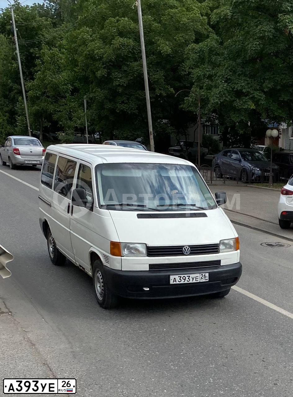 Фото автомобиля VOLKSWAGEN TRANSPORTER, 2002 — госномер А393УЕ26. Цвет: Белый