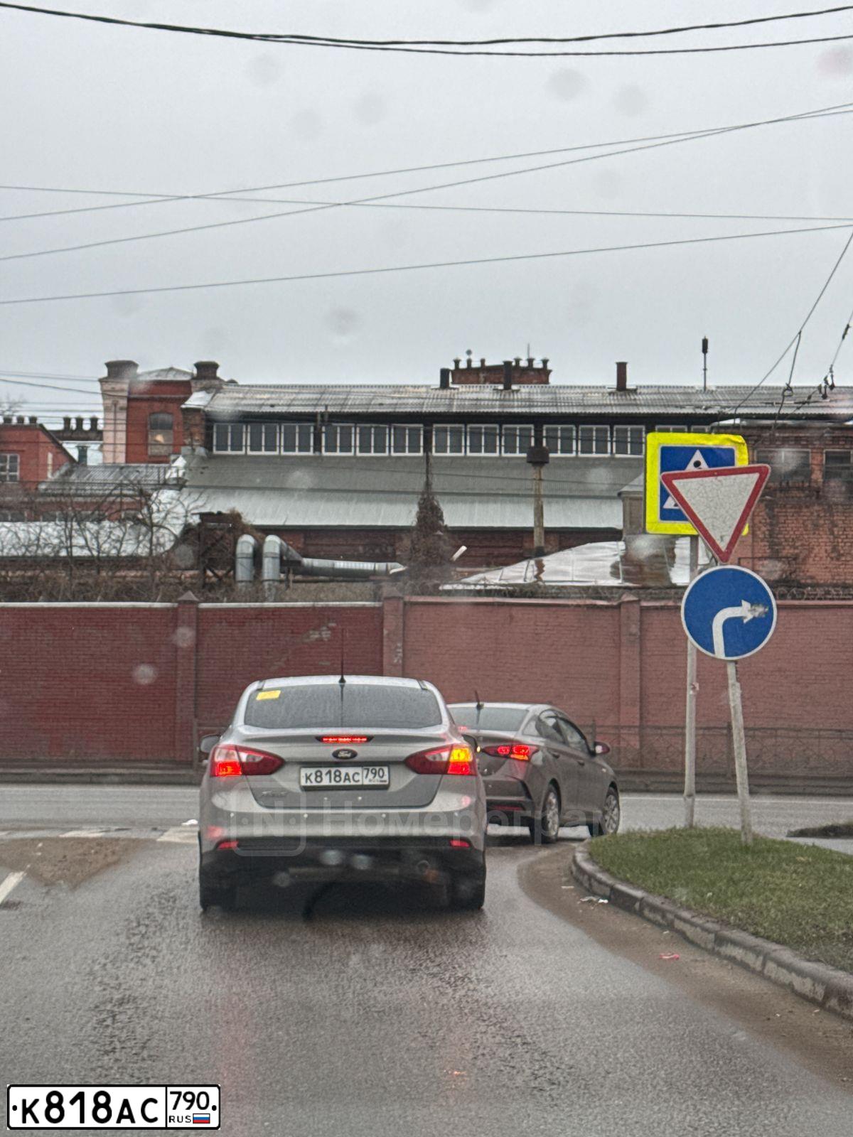 Фото автомобиля FORD FOCUS, 2012 — госномер К818АС790. Цвет: СЕРО-ГОЛУБОЙ