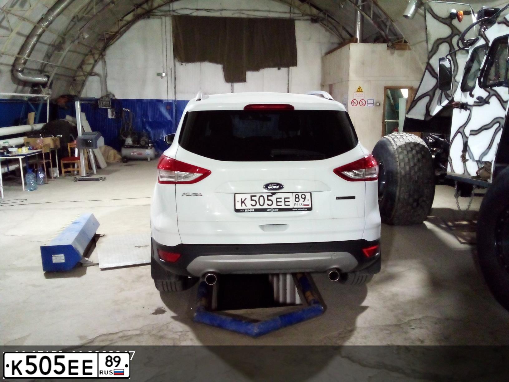 Фото автомобиля FORD KUGA, 2013 — госномер С362КМ89. Цвет: Белый