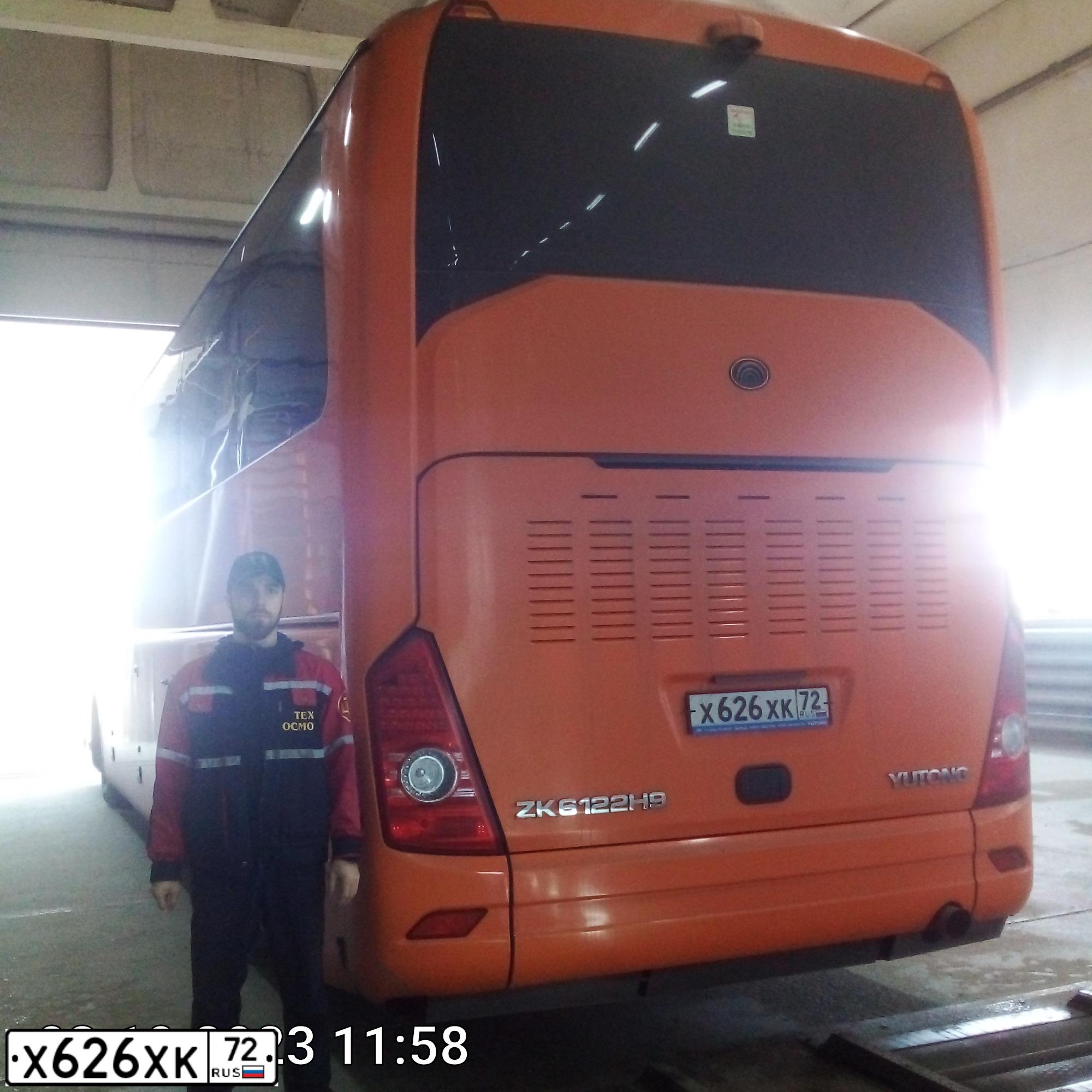 Фото автомобиля YUTONG ZK6122H9, 2022 — госномер Р240ОС70. Цвет: Оранжевый