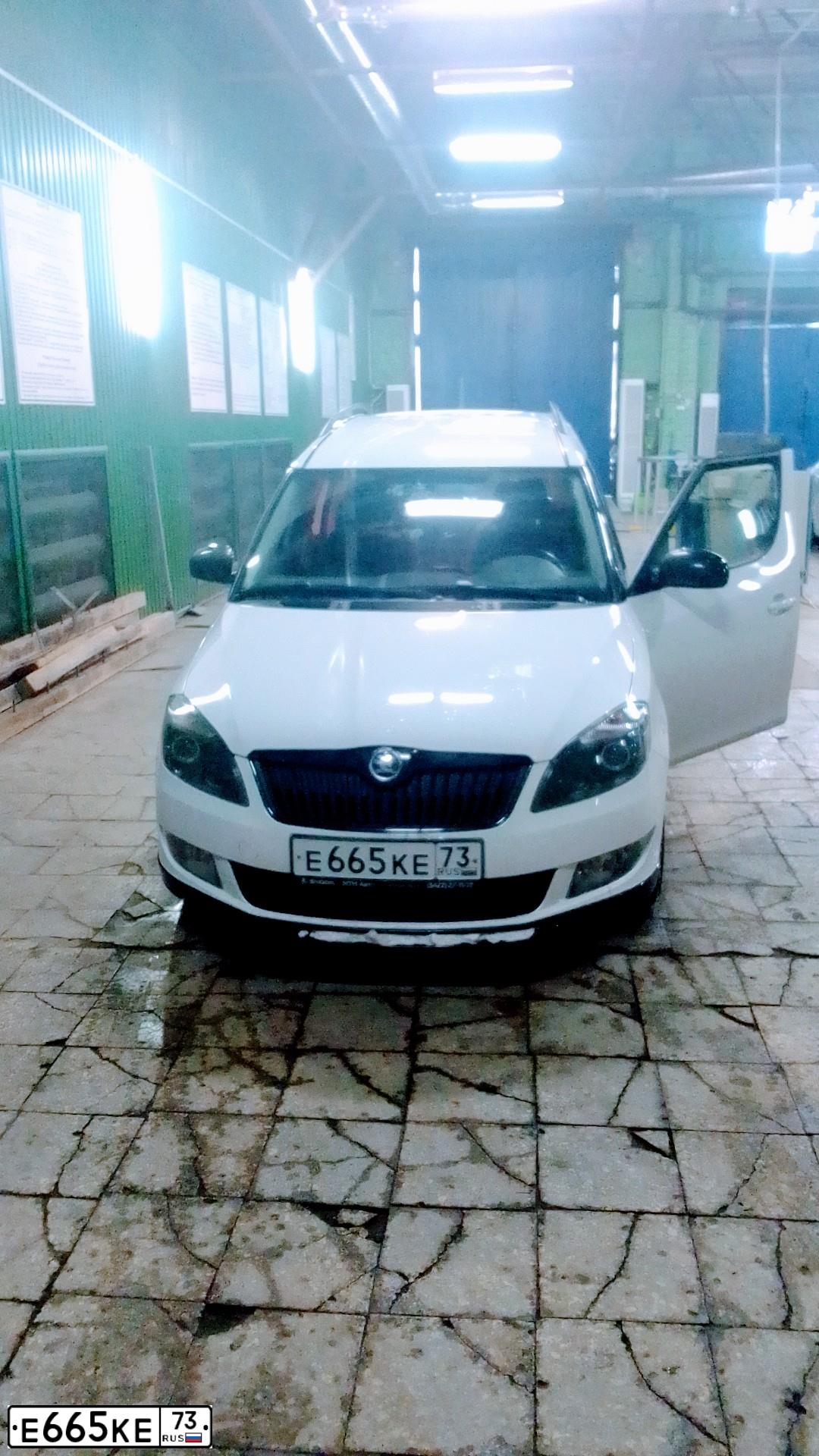 Фото автомобиля SKODA ROOMSTER, 2014 — госномер Е665КЕ73. Цвет: БЕЛЫЙ