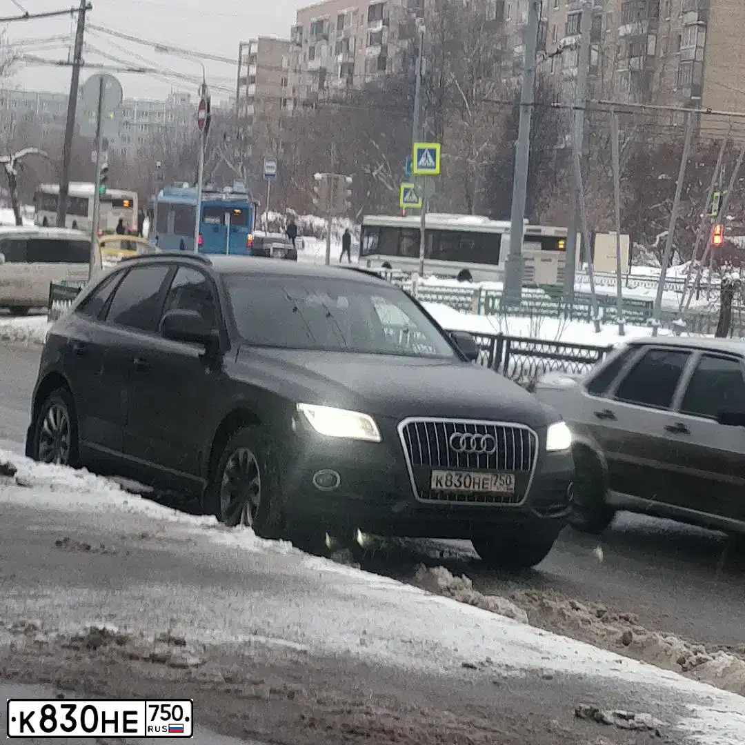 Фото автомобиля AUDI Q5, 2014 — госномер К830НЕ750. Цвет: ЧЕРНЫЙ
