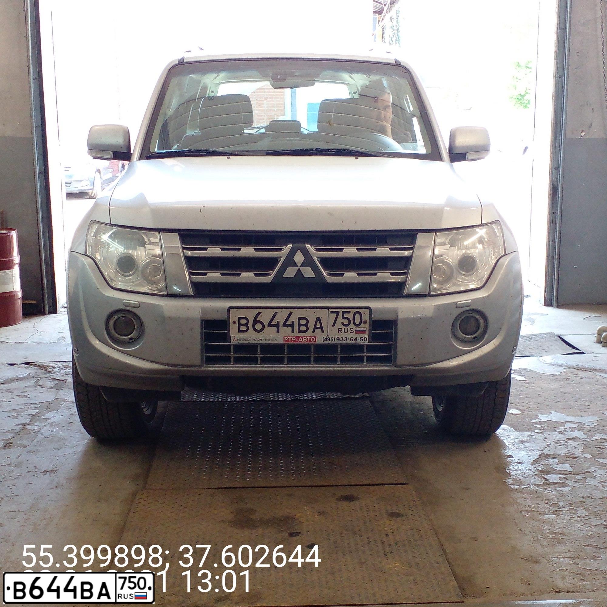 Фото автомобиля MITSUBISHI PAJERO, 2013 — госномер В644ВА750. Цвет: СЕРЫЙ