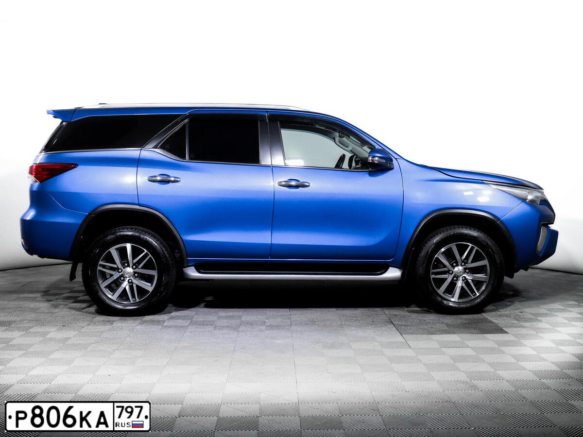 Фото автомобиля TOYOTA FORTUNER, 2018 — госномер Р806КА797. Цвет: синий
