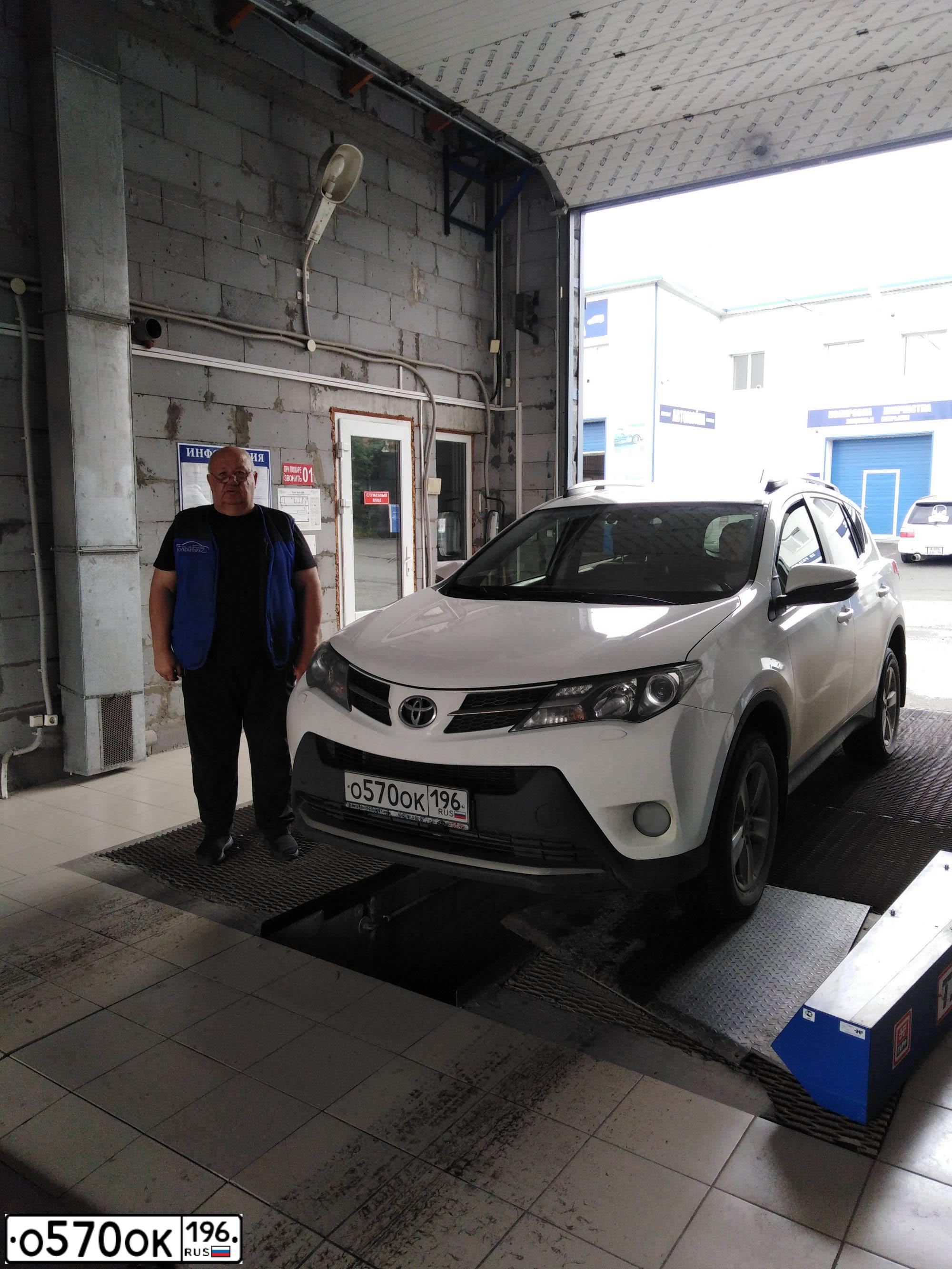 Фото автомобиля TOYOTA RAV4, 2008 — госномер О570ОК196. Цвет: Красный