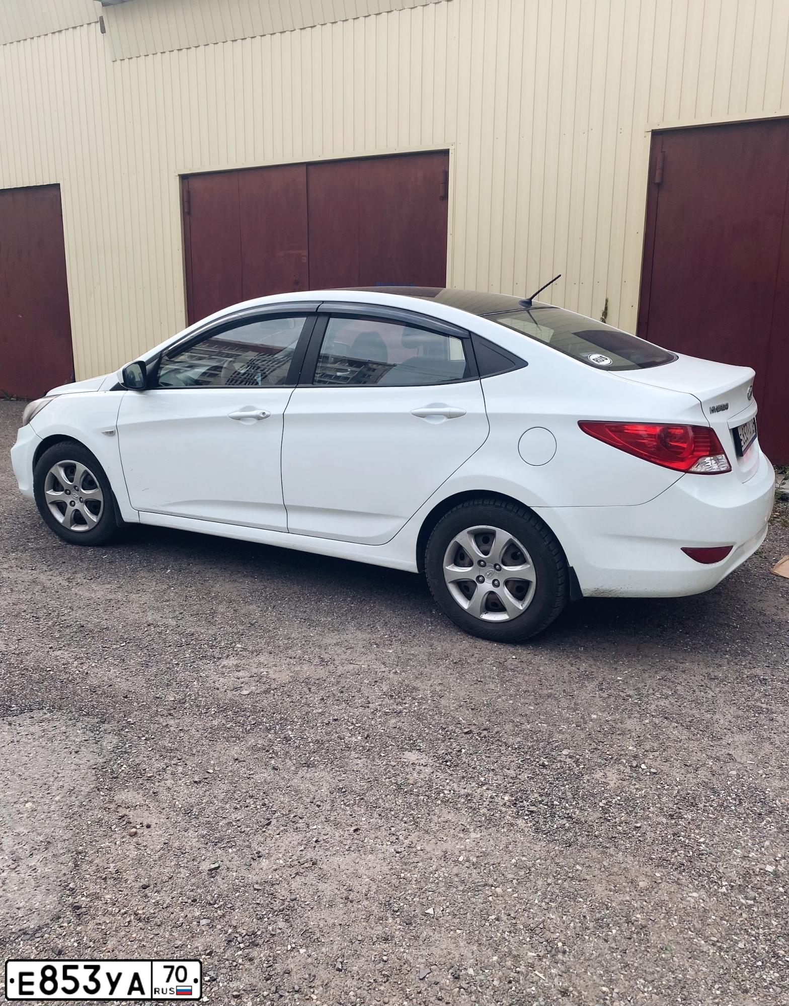 Фото автомобиля HYUNDAI SOLARIS, 2014 — госномер Е853УА70. Цвет: Белый черный 