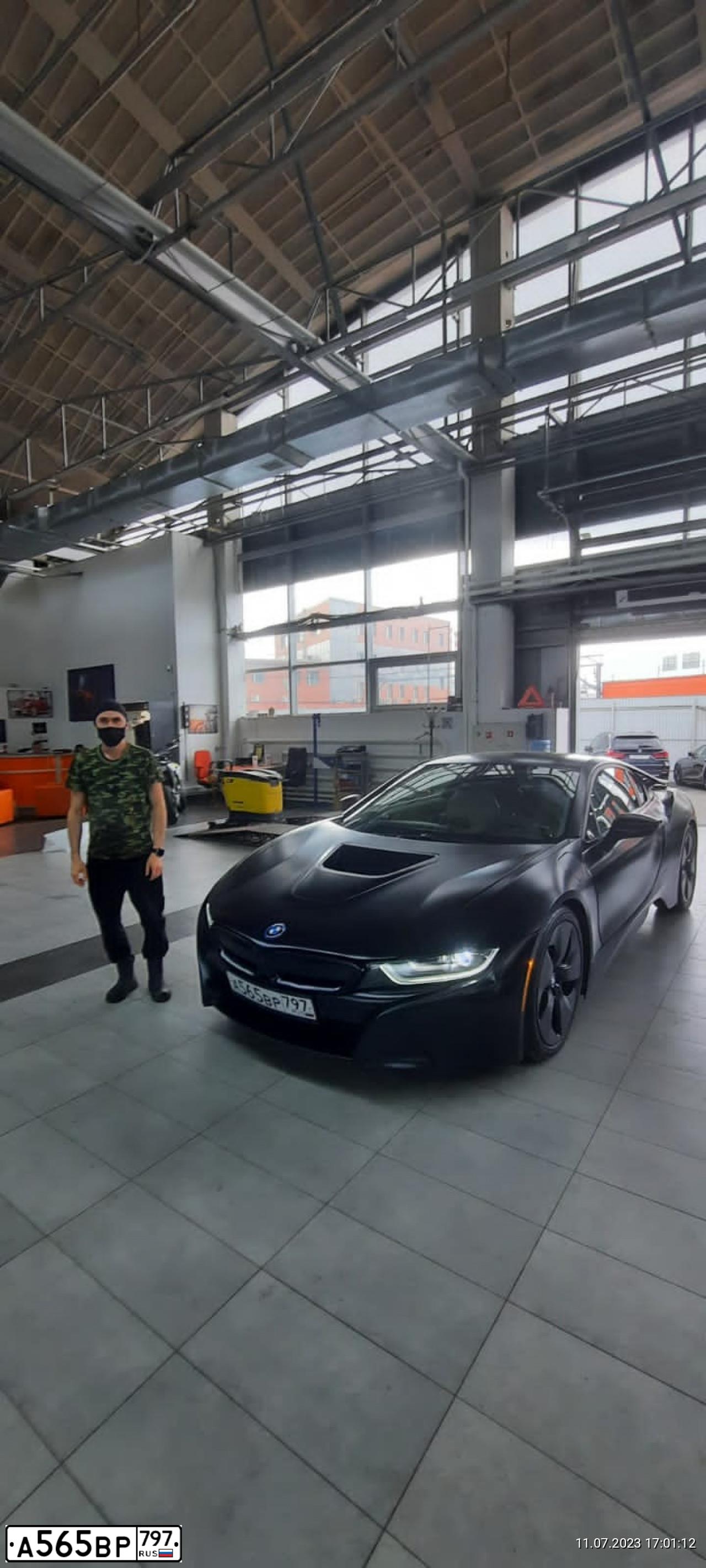 Фото автомобиля БМВ I8, 2015 — госномер О182ТЕ196. Цвет: ЗЕЛЕНЫЙ (ЯРКО САЛАТОВЫЙ)