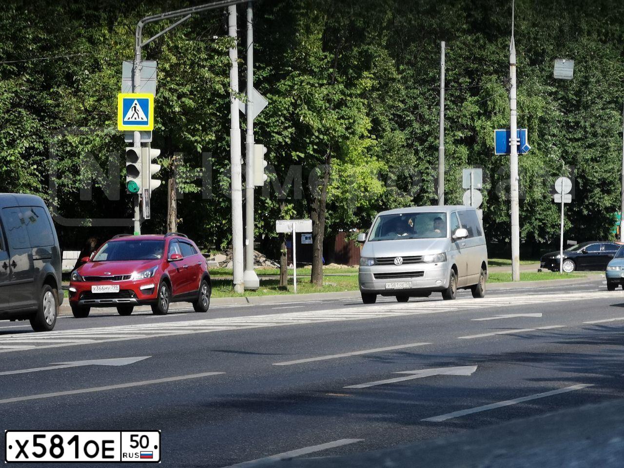 Фото автомобиля VOLKSWAGEN CARAVELLE, 2011 — госномер Х581ОЕ50. Цвет: СЕРЫЙ