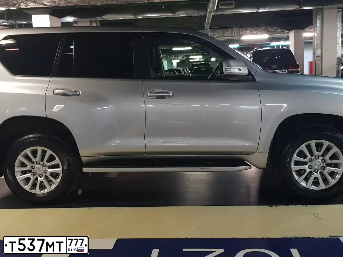 Фото автомобиля TOYOTA LANDCRUISER, 2014 — госномер К203АТ790. Цвет: серебряный