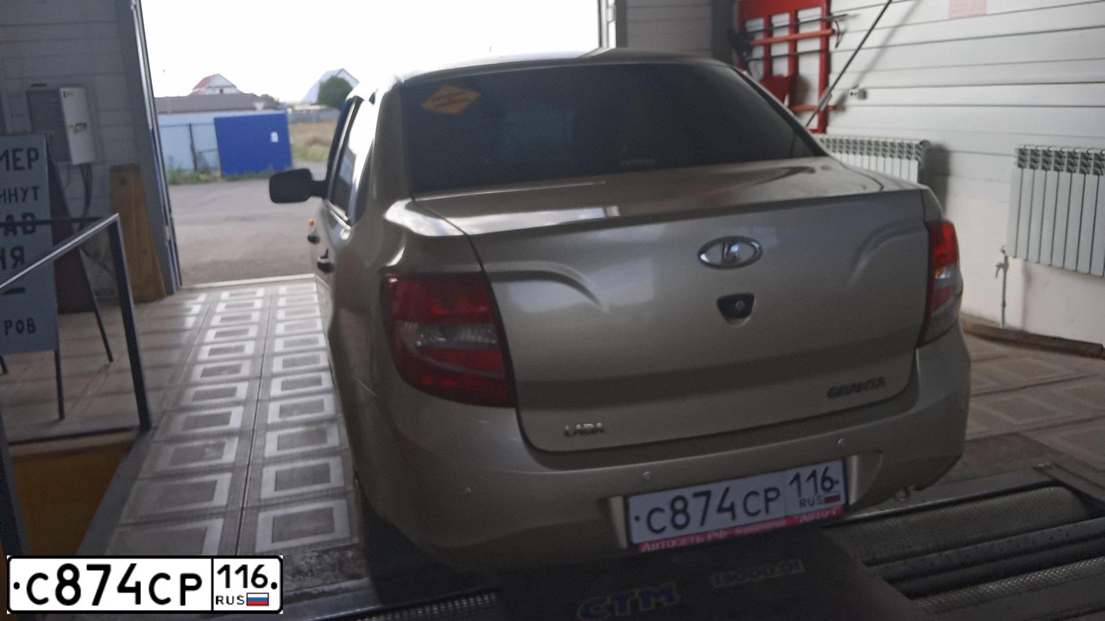 Фото автомобиля LADA 2190 GRANTA, 2013 — госномер А887СР156. Цвет: СЕРЕБРИСТО-БЕЖЕВЫЙ