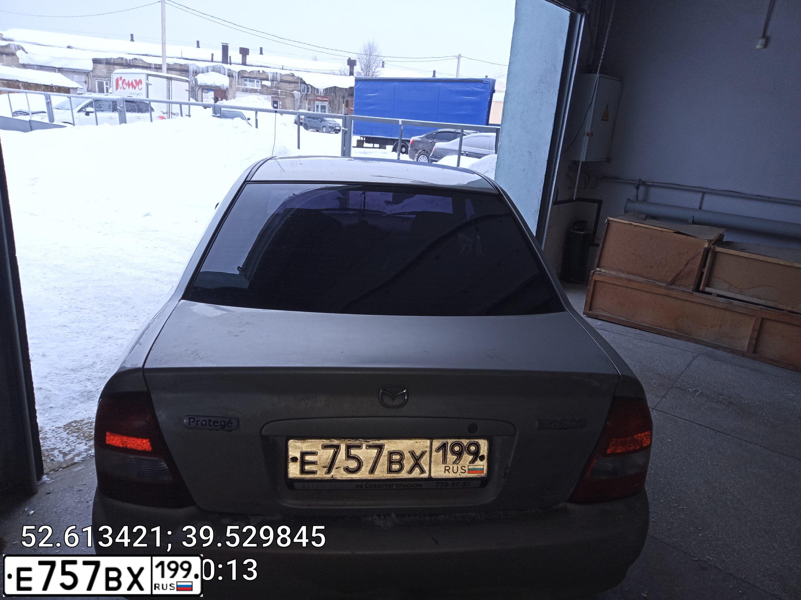 Фото автомобиля MAZDA PROTEGE, 1998 — госномер Е757ВХ199. Цвет: желтый