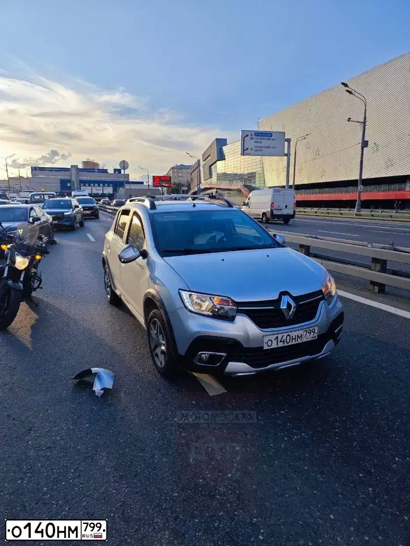 Фото автомобиля RENAULT SANDERO, 2018 — госномер О140НМ799. Цвет: СВЕТЛО-СЕРЫЙ
