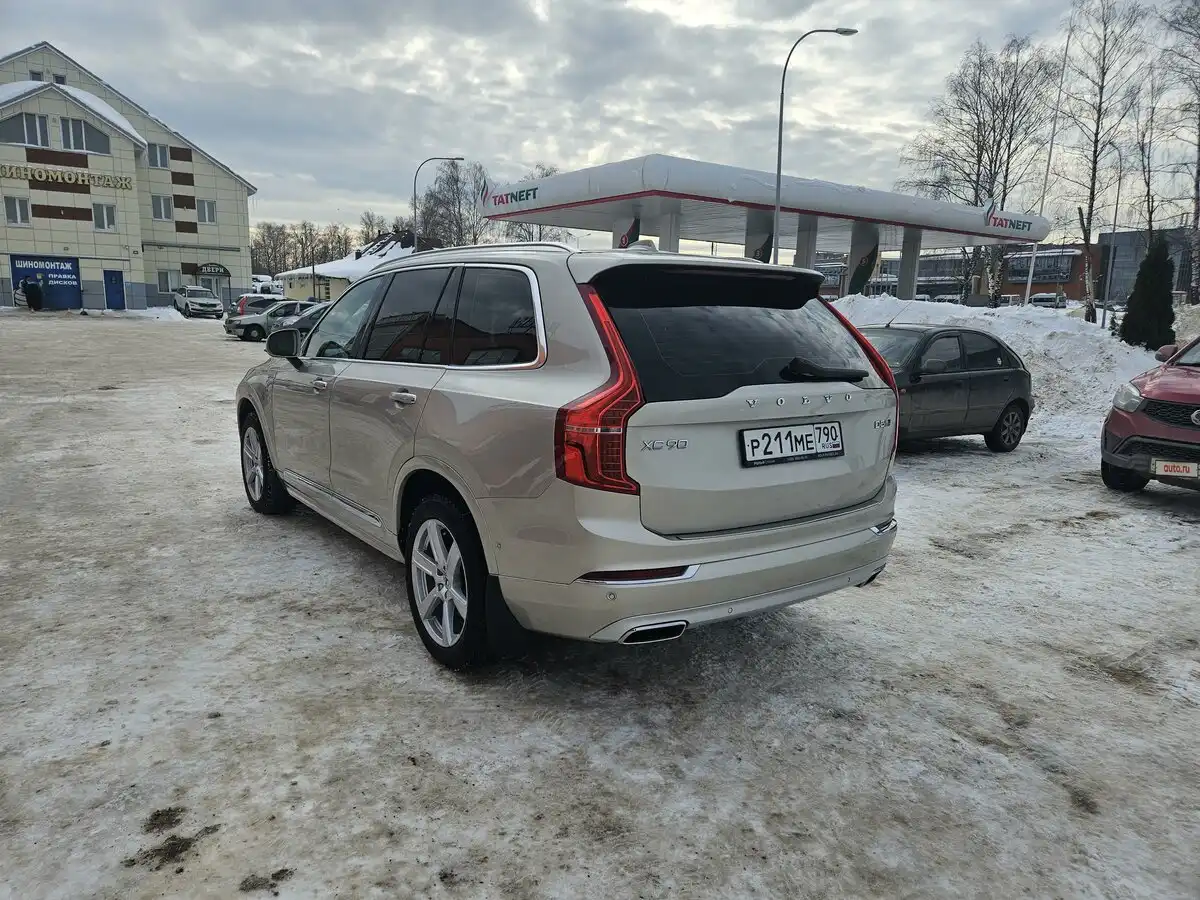 Фото автомобиля VOLVO XC90, 2019 — госномер Р211МЕ790. Цвет: ПЕСОЧНО-БЕЖЕВЫЙ
