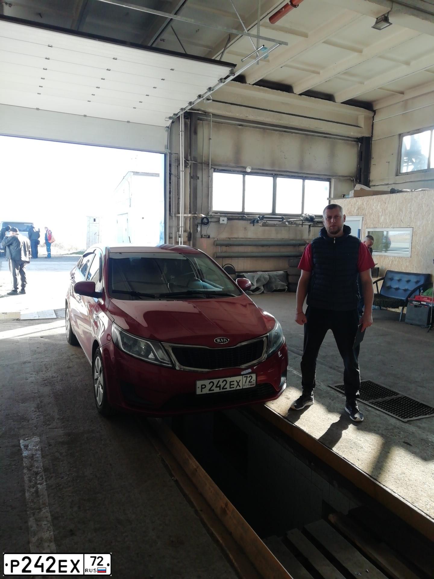 Фото автомобиля KIA RIO, 2012 — госномер Р242ЕХ72. Цвет: Красный