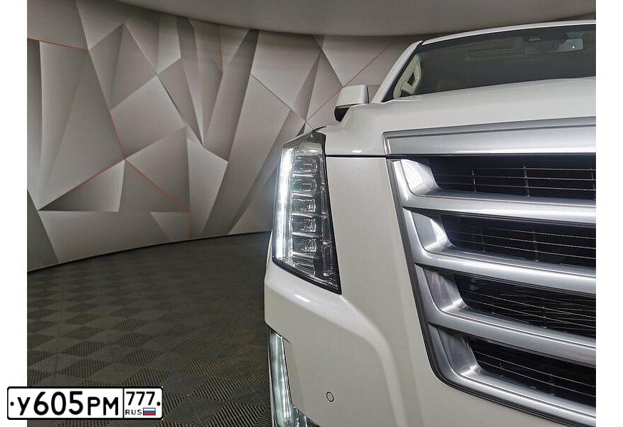 Фото автомобиля CADILLAC ESCALADE, 2016 — госномер М002МХ790. Цвет: Белый