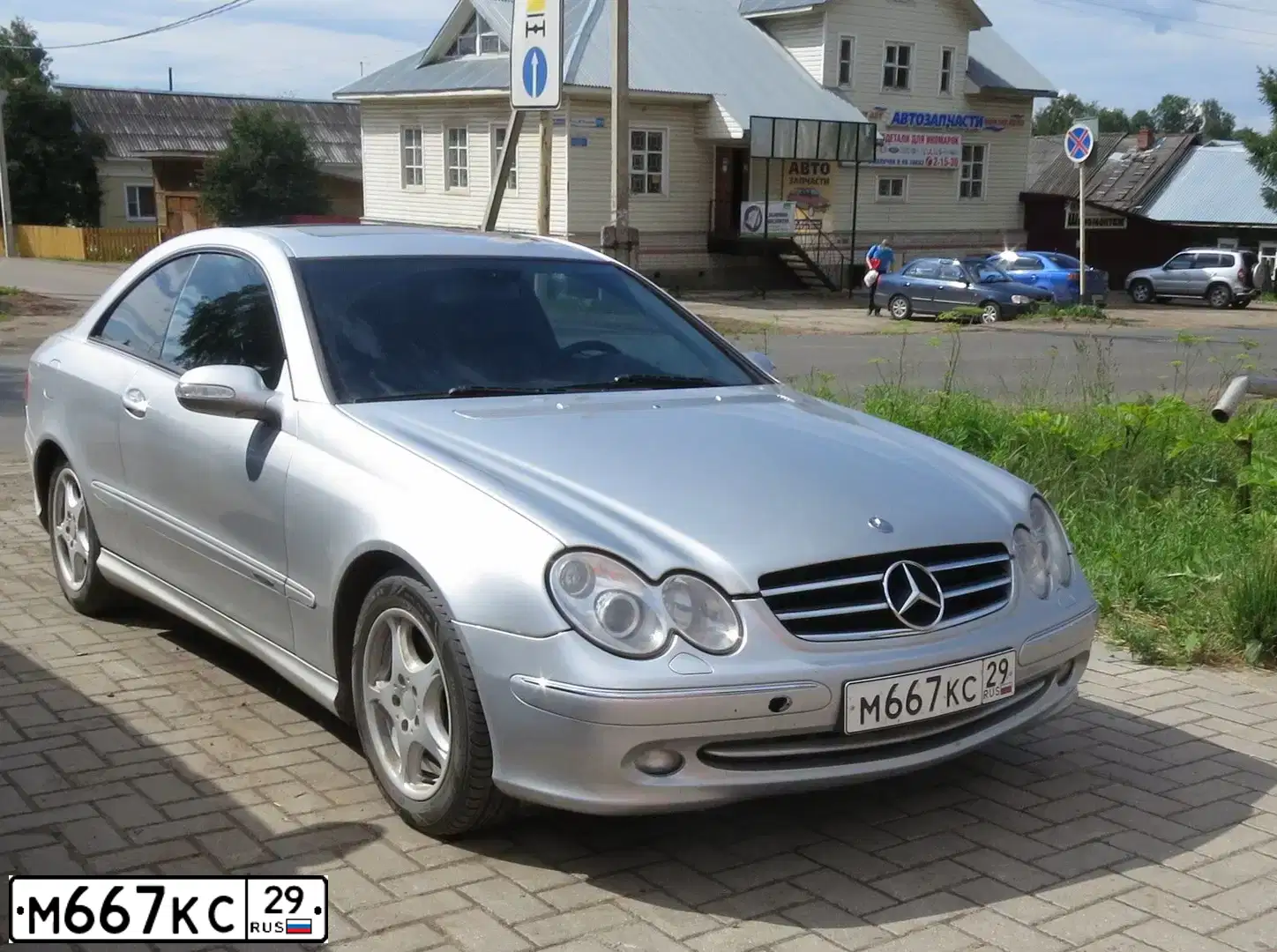 Фото автомобиля MERCEDES CLK-KLASSE, 2002 — госномер Е555АА29. Цвет: Серебристый