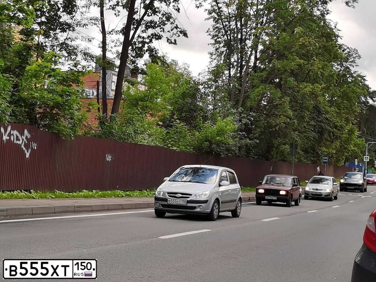 Фото автомобиля EXEED LX Т33FРL4ВL50Е010Т, 2021 — госномер В555ХТ150. Цвет: СЕРЫЙ