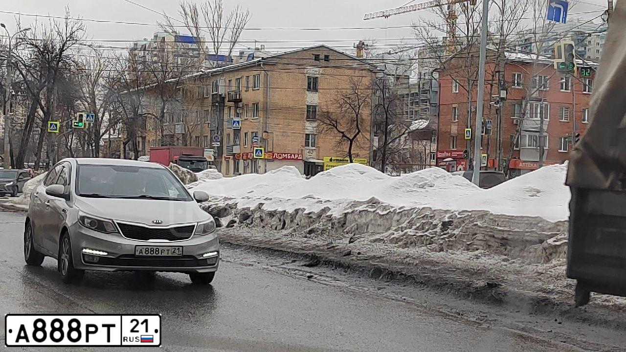 Фото автомобиля KIA RIO, 2015 — госномер Н330РУ21. Цвет: Серебристый