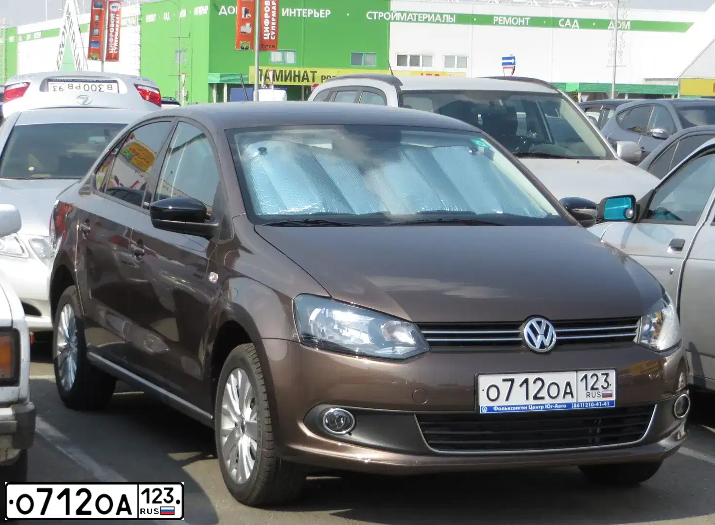 Фото автомобиля VOLKSWAGEN POLO, 2014 — госномер О712ОА123. Цвет: КОРИЧНЕВЫЙ
