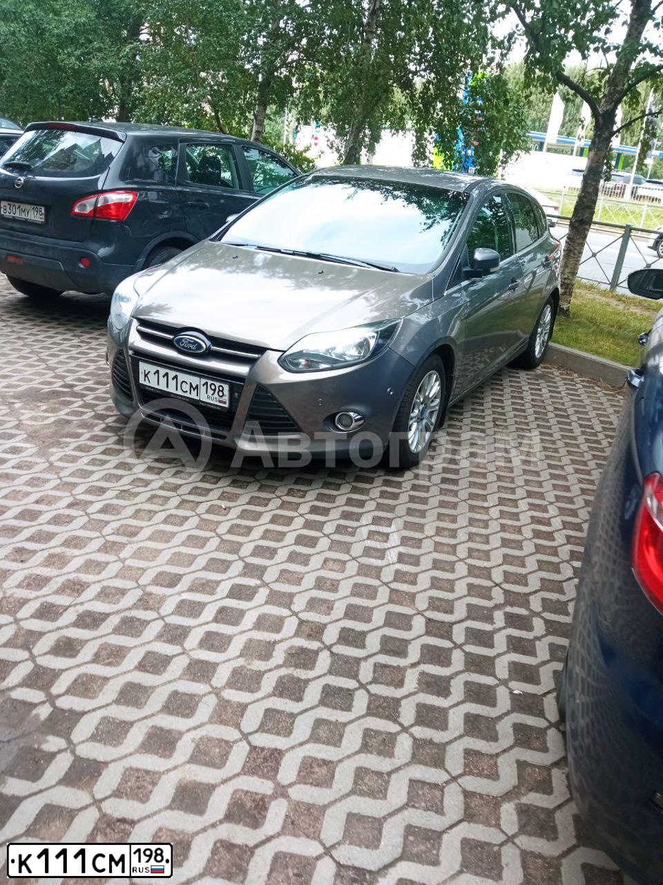 Фото автомобиля FORD FOCUS, 2011 — госномер К111СМ198. Цвет: СЕРЫЙ
