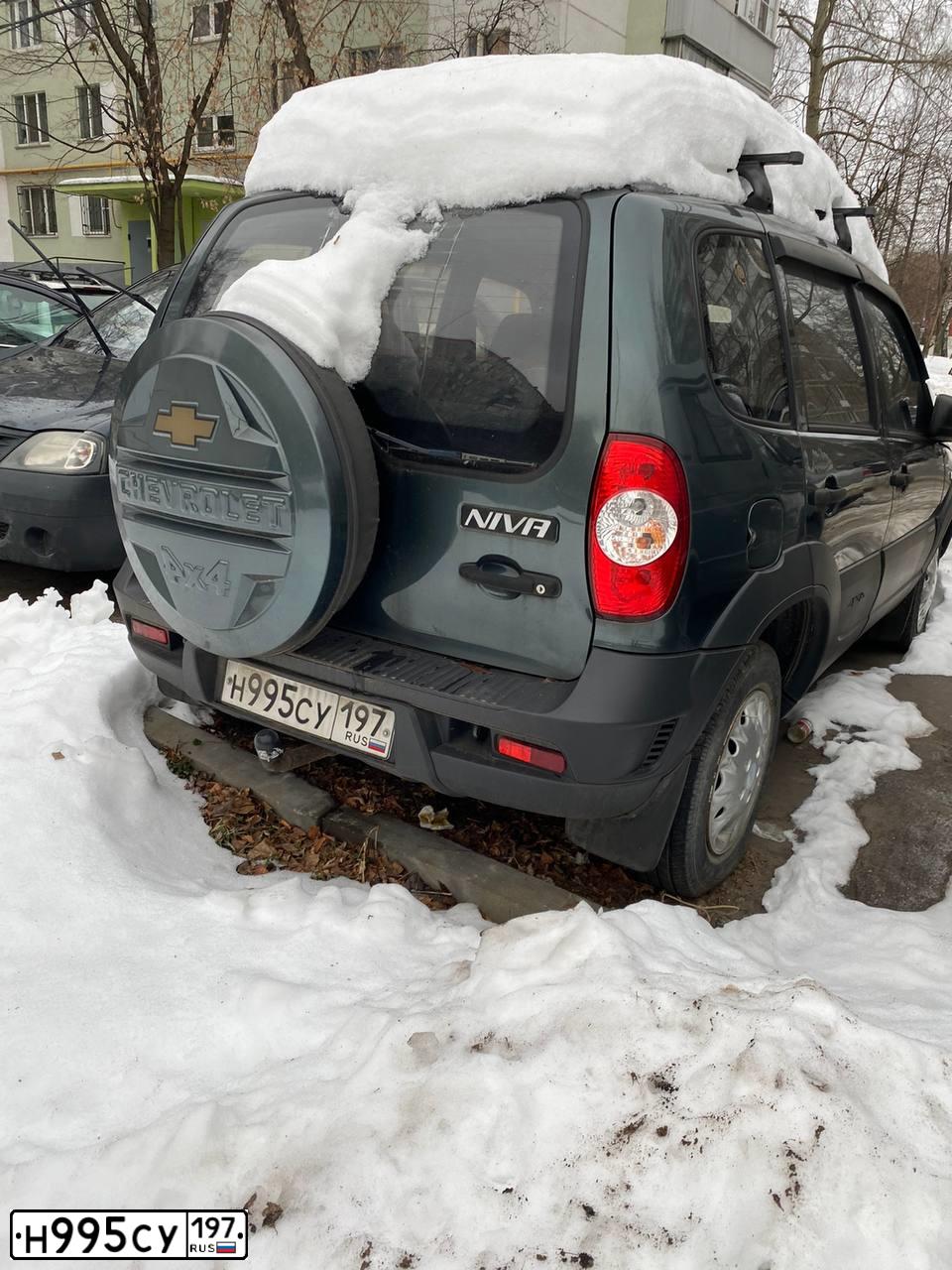 Фото автомобиля CHEVROLET NIVA, 2012 — госномер Н995СУ197. Цвет: СЕРО-ЗЕЛЕНЫЙ