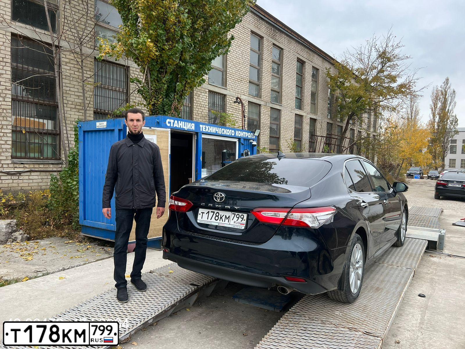 Фото автомобиля TOYOTA CAMRY, 2018 — госномер Т178КМ799. Цвет: ТЕМНО-СИНИЙ МЕТАЛЛИК