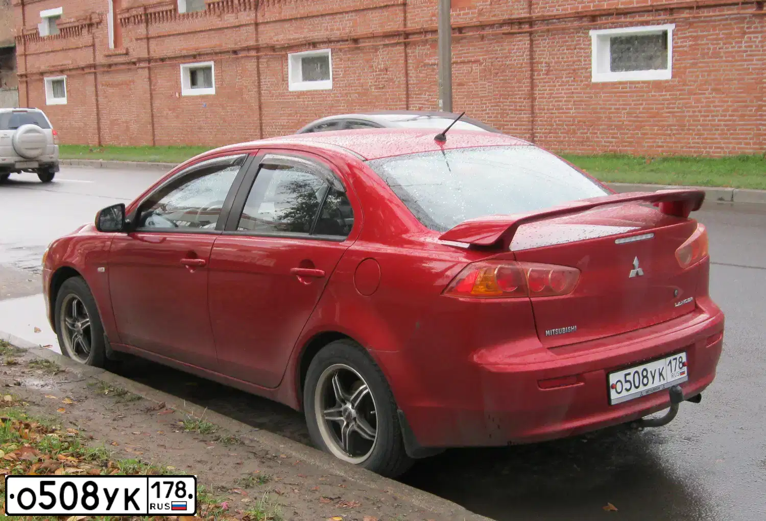 Фото автомобиля MITSUBISHI LANCER, 2008 — госномер Е348КВ147. Цвет: КРАСНЫЙ