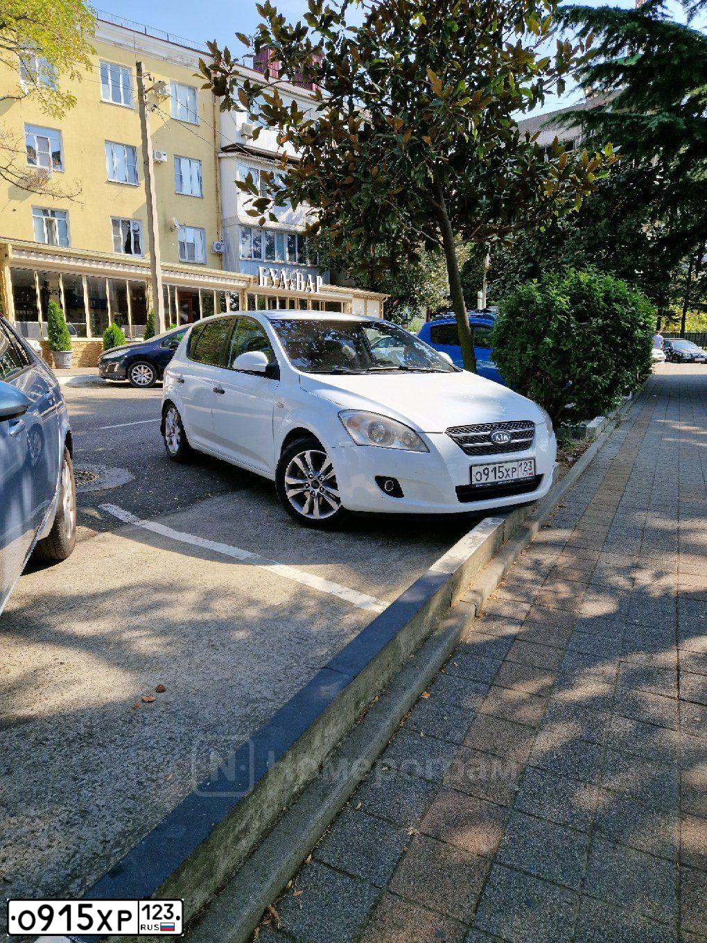 Фото автомобиля KIA CEE'D, 2008 — госномер О915ХР123. Цвет: Белый